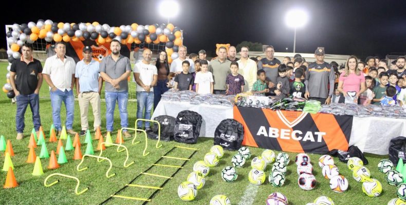 Entrega kits de uniformes para o projeto Esporte para Todos, promovido pela Abecat em parceria com CMOC e Prefeitura