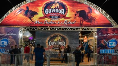 Segunda noite do Ouvidor Rodeio Show 2025: Barões da Pisadinha agitou a arena e Rodrigo e Alex no palco 360