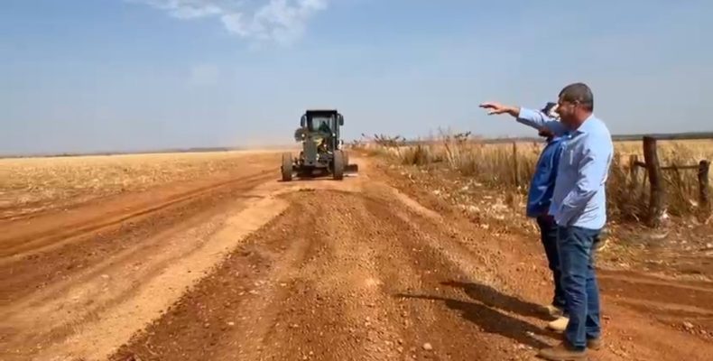 Campo Alegre: Prefeito Douglas Sertório acompanha obras de infraestrutura em estradas na zona rural