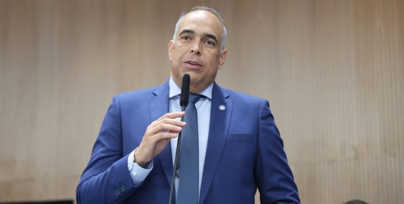 Mesa Diretora empossa como deputado estadual o suplente Luiz Sampaio, do Solidariedade, na vaga de Cristiano Galindo