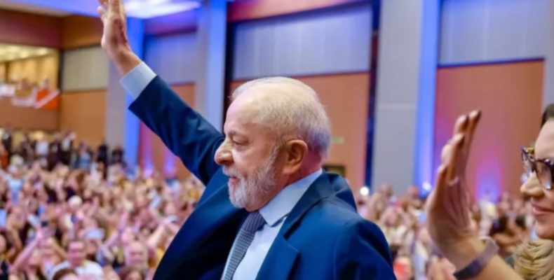 Lula sanciona lei que muda CLT e prorroga licença e salário-maternidade após internação prolongada