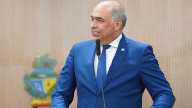 Deputado Luiz Sampaio apresenta projeto que reconhece Catalão como a Capital Goiana da Congada*  O deputado estadual Luiz Sampaio (Solidariedade) apresentou nesta terça-feira, 7, na Assembleia Legislativa de Goiás (Alego), o Projeto de Lei que declara o município de Catalão como a Capital Goiana da Congada.  A proposta tem como objetivo reconhecer oficialmente a relevância histórica, cultural, artística e religiosa da Congada de Catalão, manifestação que há quase 150 anos movimenta a cidade e é considerada uma das maiores expressões da cultura popular do Estado de Goiás.  Em sua justificativa, o parlamentar ressaltou que a Congada é patrimônio do povo goiano, um símbolo de fé e resistência que atravessa gerações e mantém vivas as tradições afro-brasileiras no estado.  “A Congada de Catalão é uma das festas mais bonitas e significativas de Goiás. É uma celebração que une fé, cultura e identidade, e que merece o reconhecimento oficial por tudo o que representa para o nosso povo”, afirmou Luiz Sampaio.
