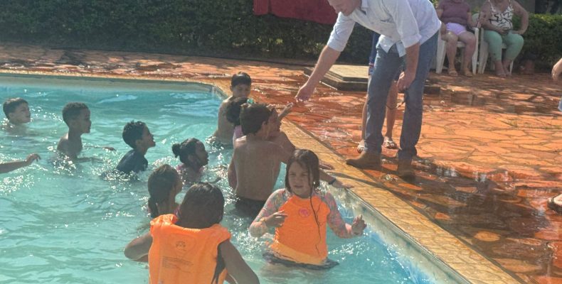 Campo Alegre: Em comemoração à semana das crianças, Escola Luiz Fava leva alunos para um dia de recreação nas piscinas