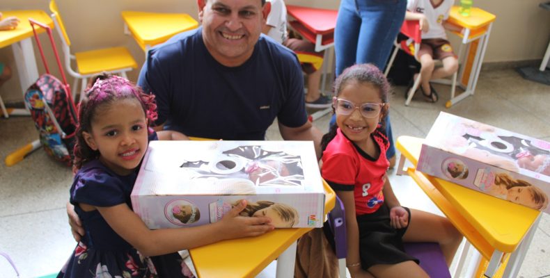 Ouvidor celebra Dia das Crianças com distribuição de brinquedos e investimentos em educação; cidade ganha novo bosque na semana de aniversário