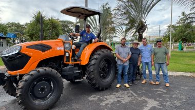 Prefeitura de Campo Alegre recebe trator e equipamentos agrícolas para fortalecer a produção rural