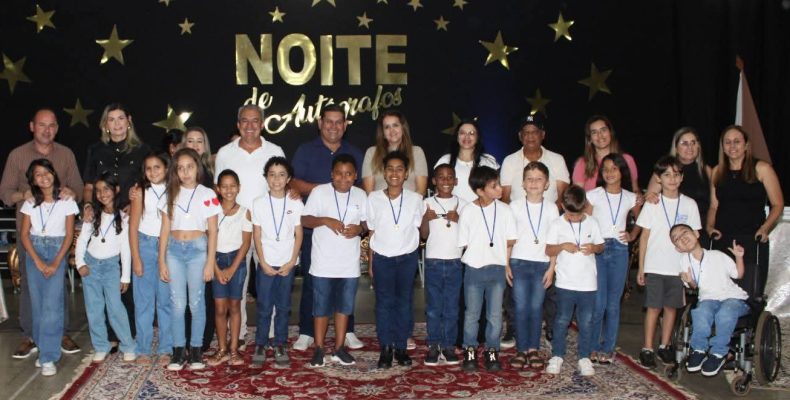 Ouvidor: Emoção e conhecimento marcam noite de autógrafos dos alunos do terceiro ano da Escola Municipal Professora “Ediene da Silva Dias”