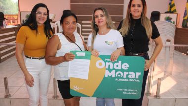 Prefeitura de Ouvidor e Governo de Goiás entregam 52 cartões do programa Aluguel Social