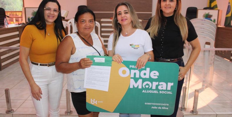 Prefeitura de Ouvidor e Governo de Goiás entregam 52 cartões do programa Aluguel Social