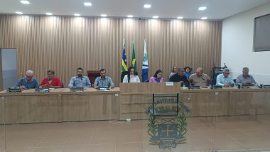 Câmara de Cumari aprova projeto 027/2025 e retira outros projetos para estudo; homenagem marca sessão