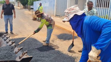 Operação Tapa-Buraco reforça infraestrutura viária em Ouvidor e conta com acompanhamento de perto do vice-prefeito Nelci Cândido
