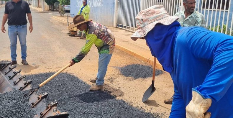 Operação Tapa-Buraco reforça infraestrutura viária em Ouvidor e conta com acompanhamento de perto do vice-prefeito Nelci Cândido