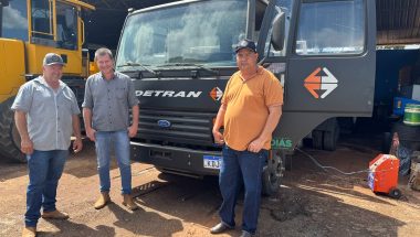 Prefeitura de Campo Alegre adquire caminhão prancha para transporte de veículos leves e equipamentos