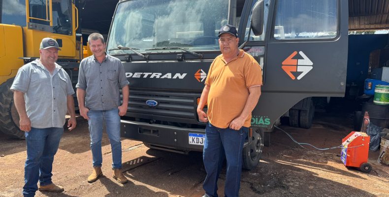 Prefeitura de Campo Alegre adquire caminhão prancha para transporte de veículos leves e equipamentos