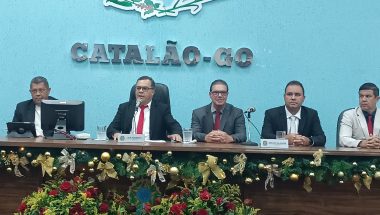 Câmara realiza noite de homenagens e entrega título de cidadão Catalano