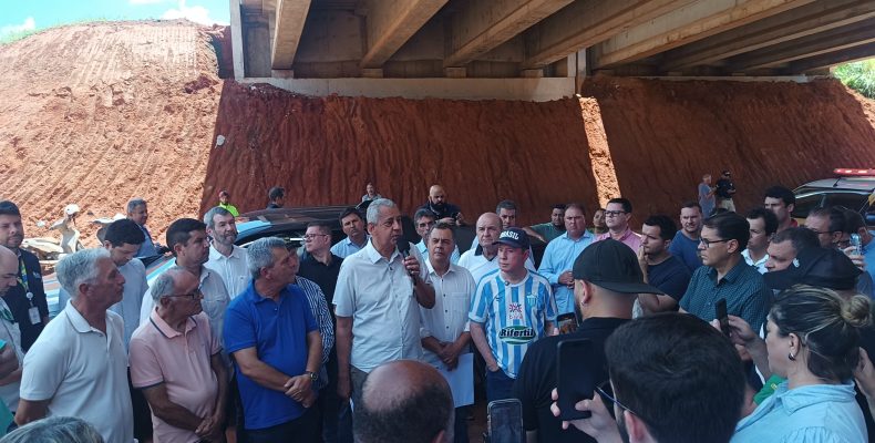 Com apoio de multidão, José Nelto e Velomar Rios endurecem discurso contra problemas no Viaduto do Pontal Norte