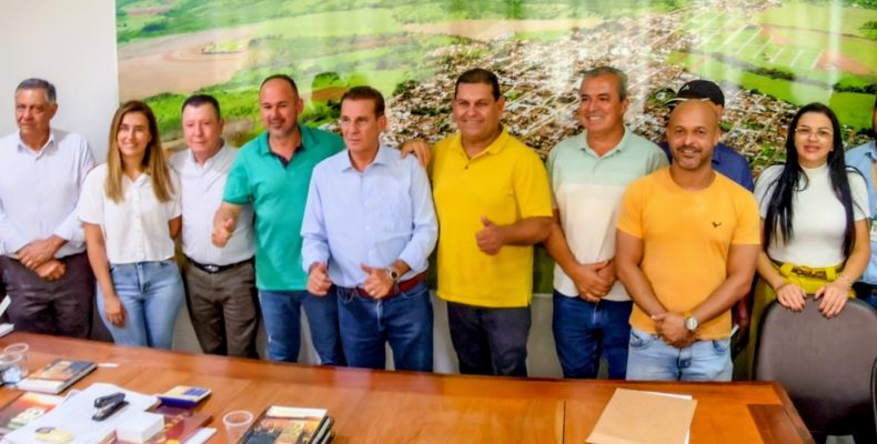 Encontro em Ouvidor reúne autoridades para tratar de energia pública e verba para programas municipais