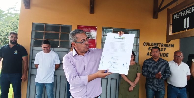 Prefeito Marcelo Paiva assina Ordem de Serviço para construção da Quadra de Areia em Anhanguera