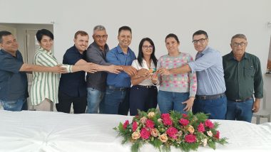 Famílias de Davinópolis recebem cartões do Aluguel Social em ação conjunta do Governo de Goiás e Prefeitura