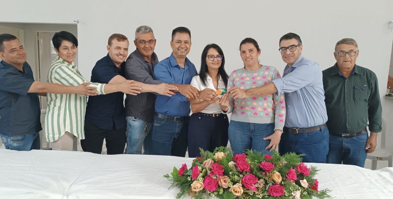 Famílias de Davinópolis recebem cartões do Aluguel Social em ação conjunta do Governo de Goiás e Prefeitura
