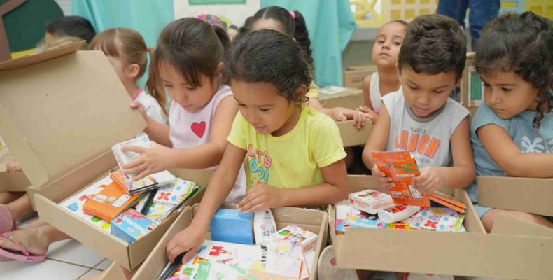 Prefeitura de Catalão finaliza entrega de 5 mil kits escolares em parceria com o Governo de Goiás