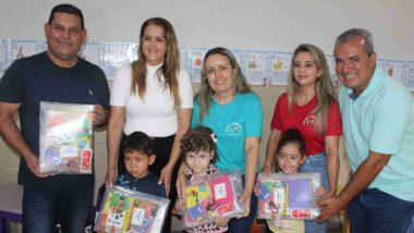 Prefeitura de Ouvidor entrega mais de mil kits de material escolar e reforça compromisso com a educação