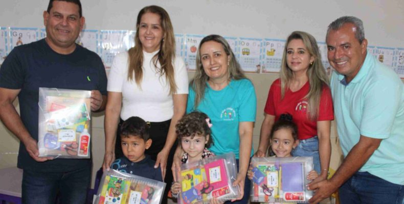 Prefeitura de Ouvidor entrega mais de mil kits de material escolar e reforça compromisso com a educação