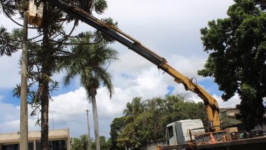 Prefeitura de Ouvidor realiza manutenção completa da iluminação da Praça João Silvano