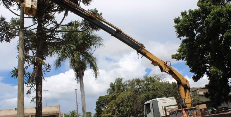 Prefeitura de Ouvidor realiza manutenção completa da iluminação da Praça João Silvano