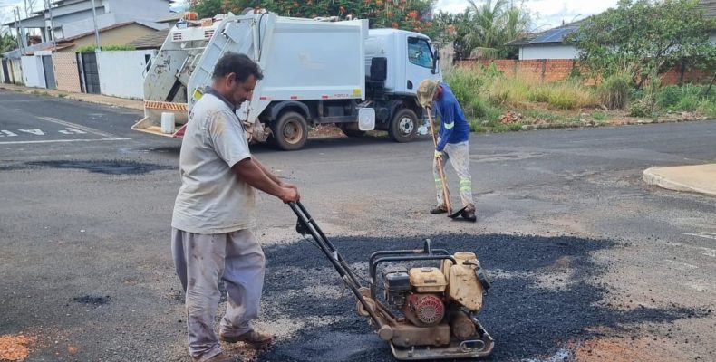 Operação tapa-buracos em Ouvidor não para