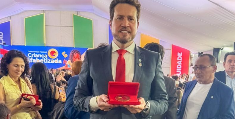 Tá na Mão! Ouvidor conquista Selo Ouro em cerimônia do MEC em Brasília