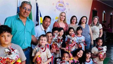 Anhanguera: Paiva e equipe promovem Páscoa solidária em unidades escolares e órgãos municipais