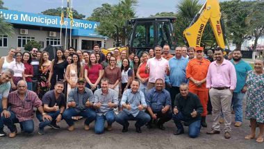 Campo Alegre de Goiás recebe retroescavadeira via emenda de R$ 495 mil