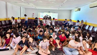 Teatro transforma escola em palco de emoções em Ouvidor