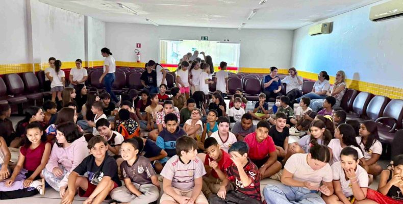 Teatro transforma escola em palco de emoções em Ouvidor