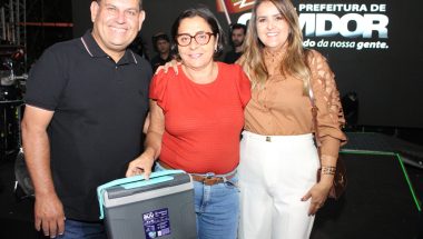 Ouvidor celebra Dia do Trabalhador com show de Felipe & Rodrigo e entrega de veículos à população