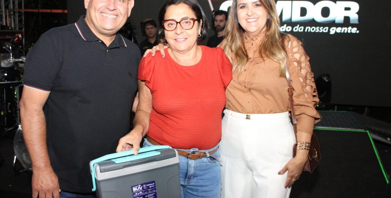 Ouvidor celebra Dia do Trabalhador com show de Felipe & Rodrigo e entrega de veículos à população