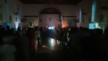 ABSURDO: Igreja do Rosário de Catalão tem missa à luz de velas após energia ser cortada