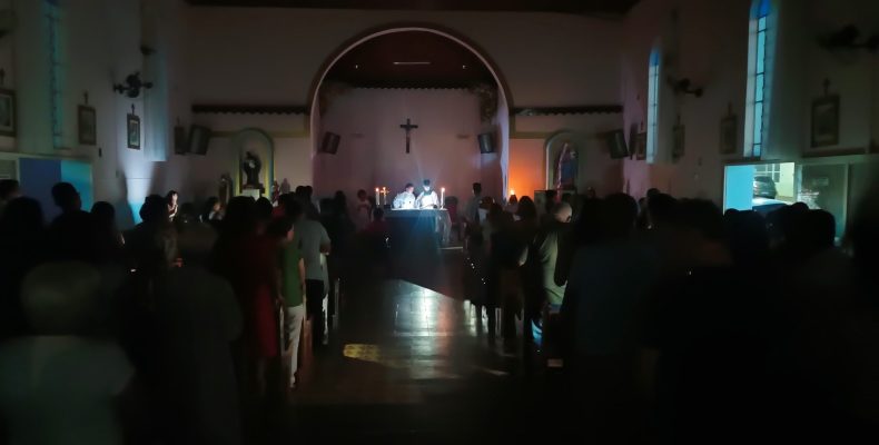 ABSURDO: Igreja do Rosário de Catalão tem missa à luz de velas após energia ser cortada