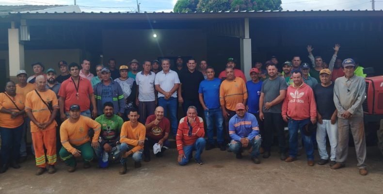 Trabalho, diálogo e união marcam reunião no almoxarifado da Prefeitura de Ouvidor