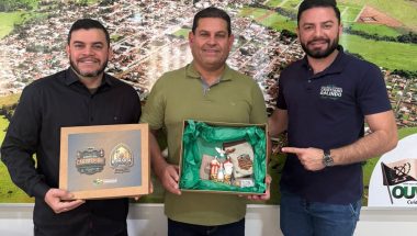 Prefeito Cebinha Nascimento recebe homenagem da Romaria do Divino Pai Eterno