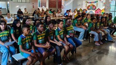 Alunos da escola municipal Balbino Antônio Ferreira recebem certificados de formatura do PROERD em Davinópolis