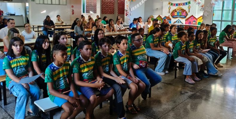 Alunos da escola municipal Balbino Antônio Ferreira recebem certificados de formatura do PROERD em Davinópolis