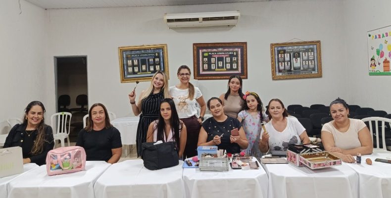 Curso de Auto Maquiagem foi realizado pela secretaria municipal de Saúde de Davinópolis