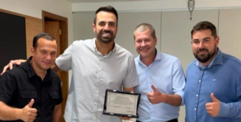 Prefeito Douglas Sertorio homenageia deputado Gustavo Sebba por parceria e recursos destinados a Campo Alegre