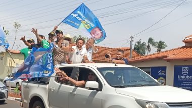 Bruno Peixoto participa de grande carreata e reúne centenas de apoiadores em Corumbaíba