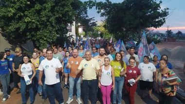 Cebinha e Nelci lideram caminhada com lideranças políticas e reforçam apoio a Flávia Morais e Henrique César em Ouvidor
