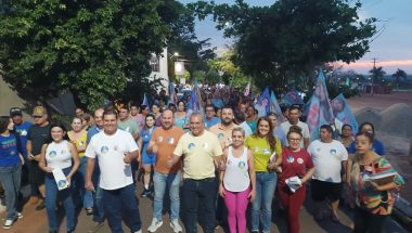 Cebinha e Nelci lideram caminhada com lideranças políticas e reforçam apoio a Flávia Morais e Henrique César em Ouvidor