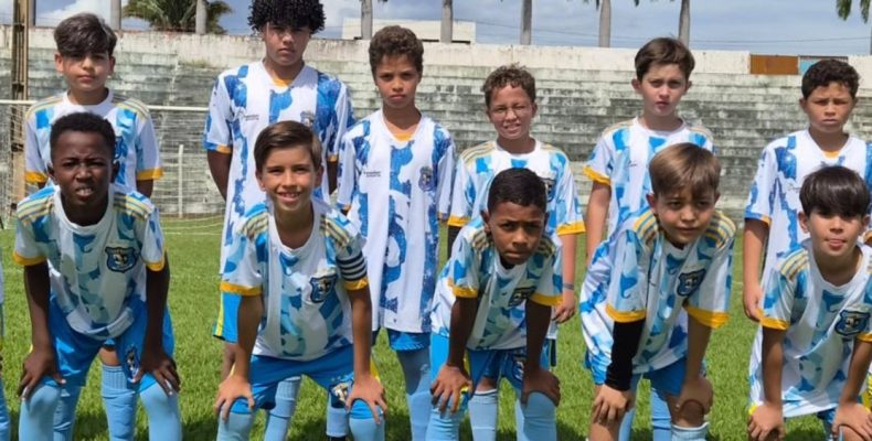 Sub-11 de Anhanguera vence nos pênaltis na Copa Lago Azul e é recebido com carreata